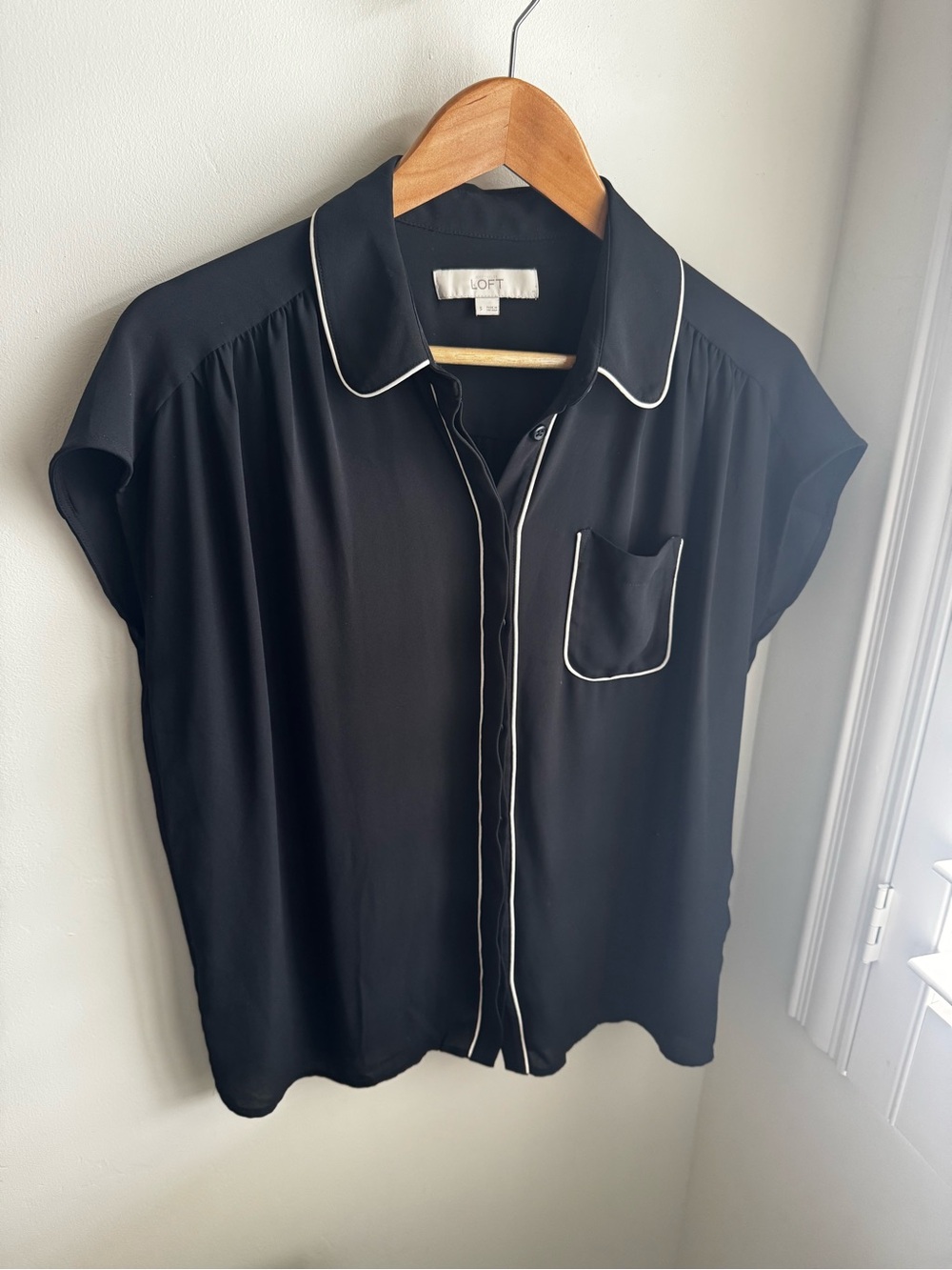 LOFT Black Short-Sleeve Button-Down Shirt with White Piping